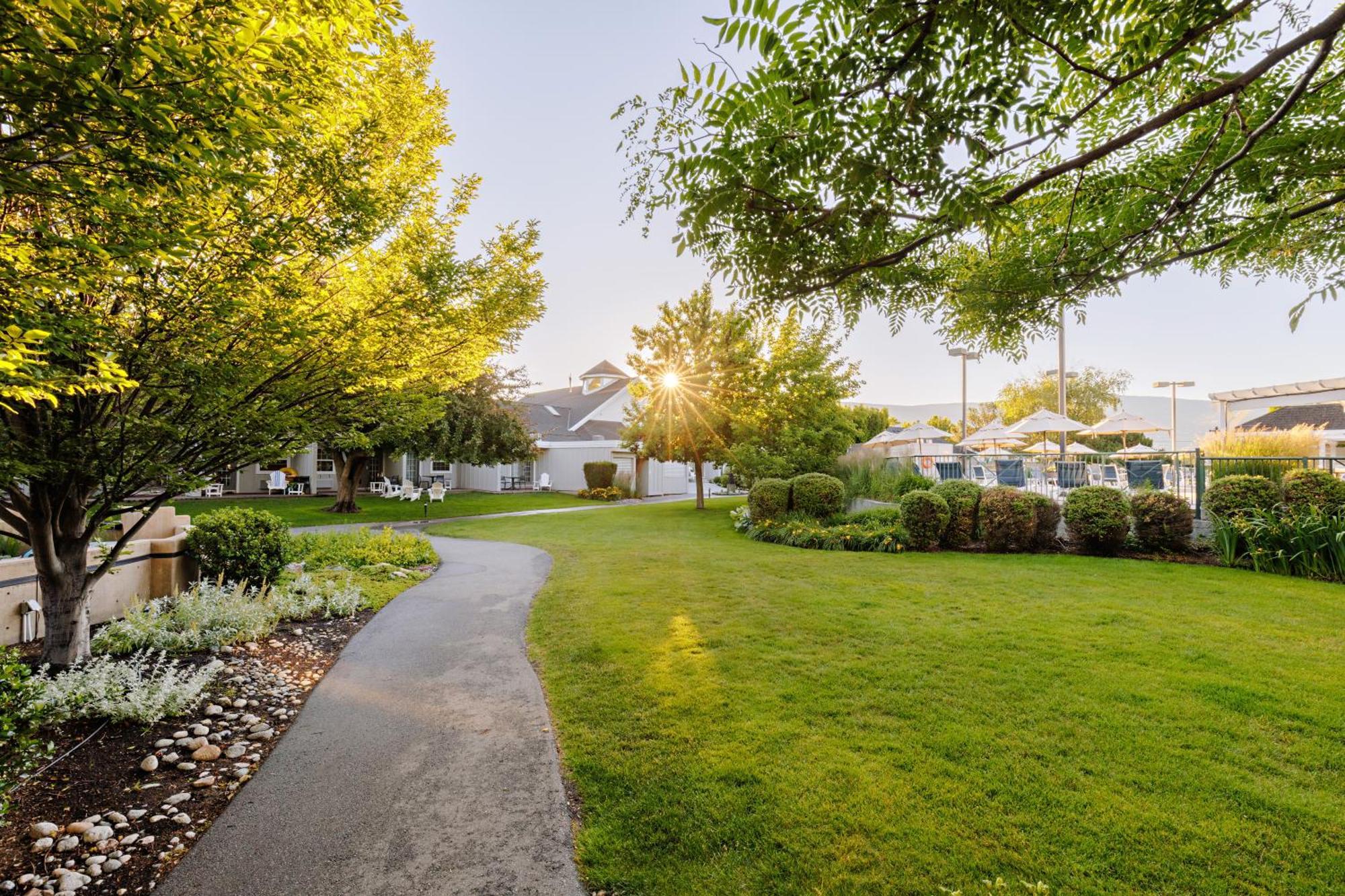 Balcomo, A Ramada By Wyndham Penticton Exteriér fotografie