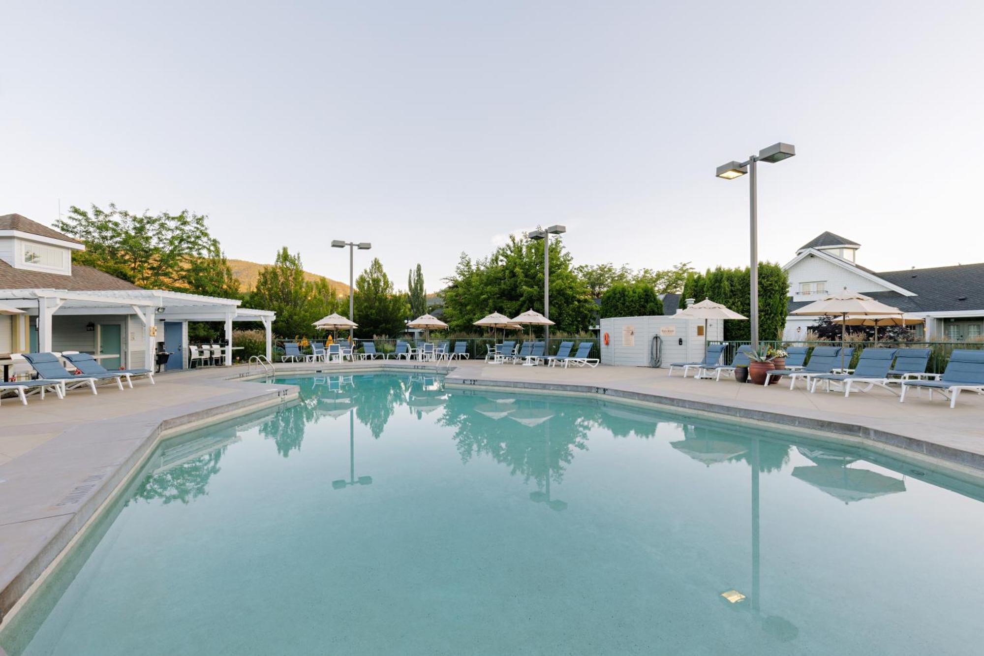 Balcomo, A Ramada By Wyndham Penticton Exteriér fotografie