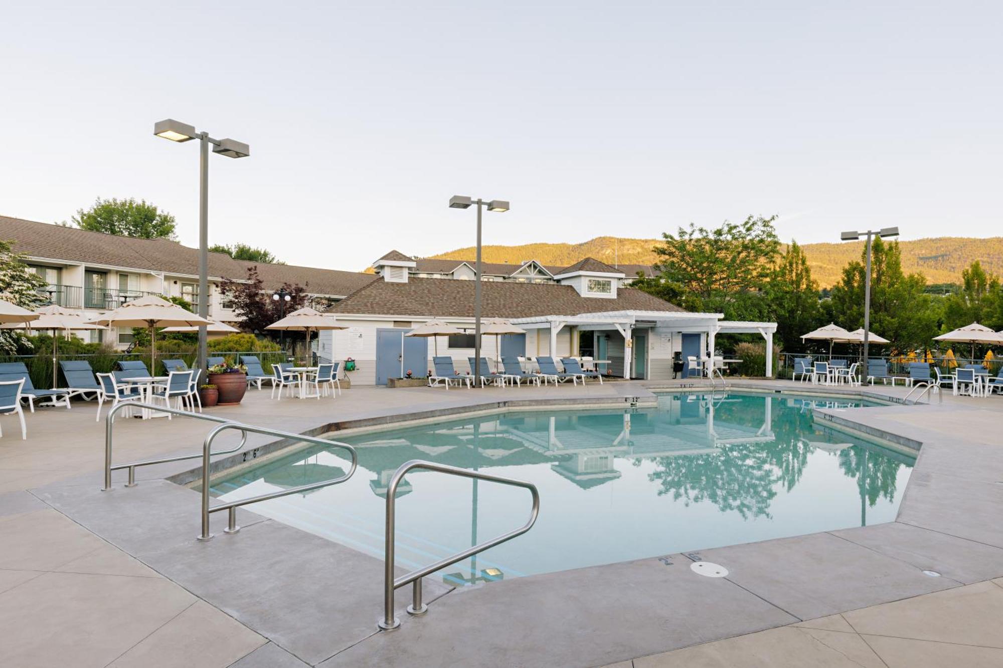 Balcomo, A Ramada By Wyndham Penticton Exteriér fotografie