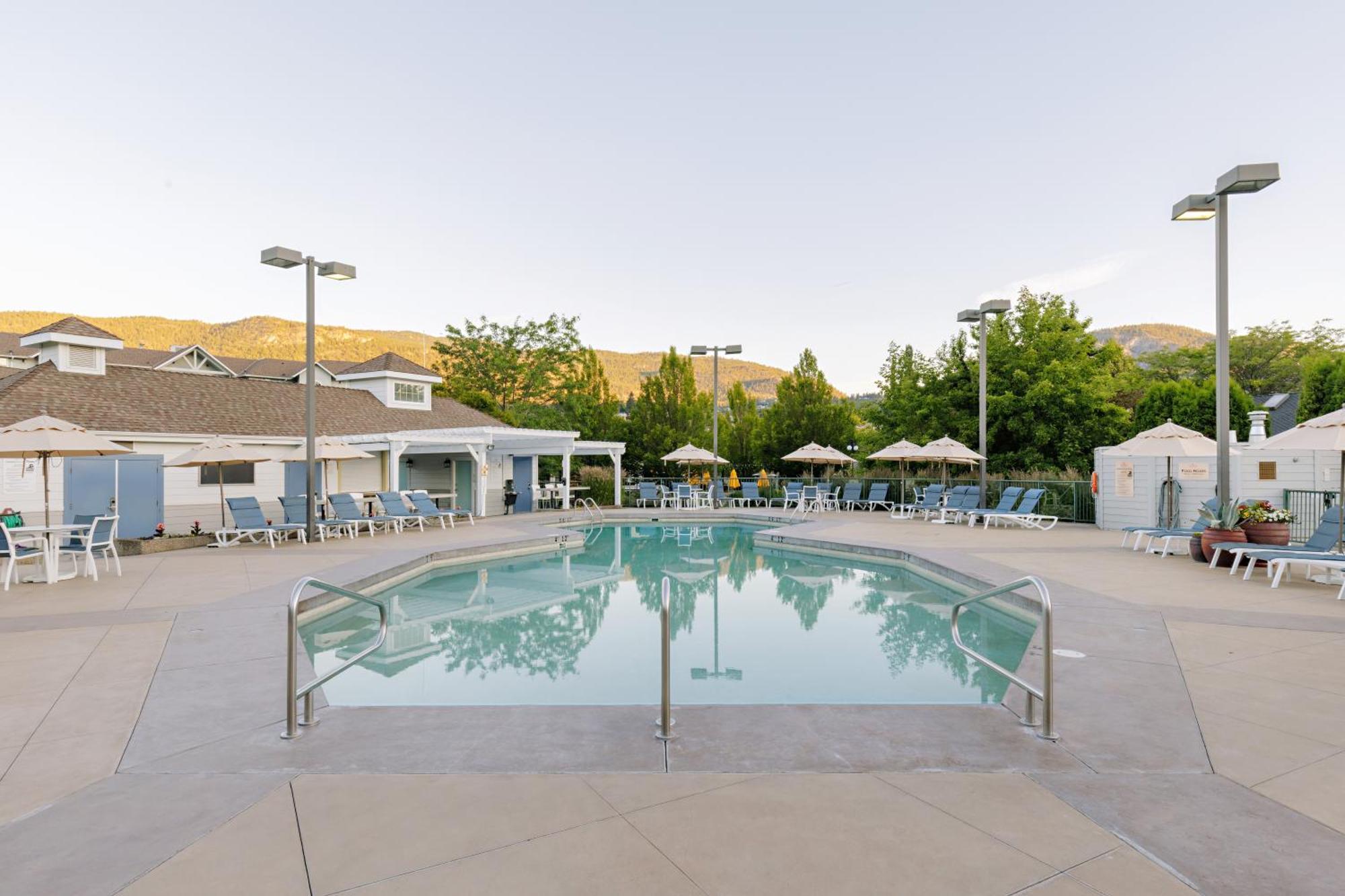 Balcomo, A Ramada By Wyndham Penticton Exteriér fotografie