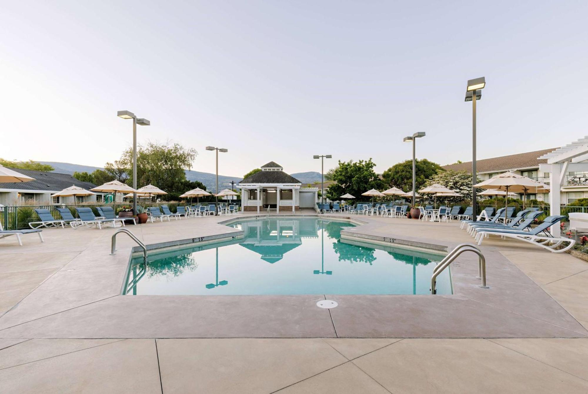 Balcomo, A Ramada By Wyndham Penticton Exteriér fotografie