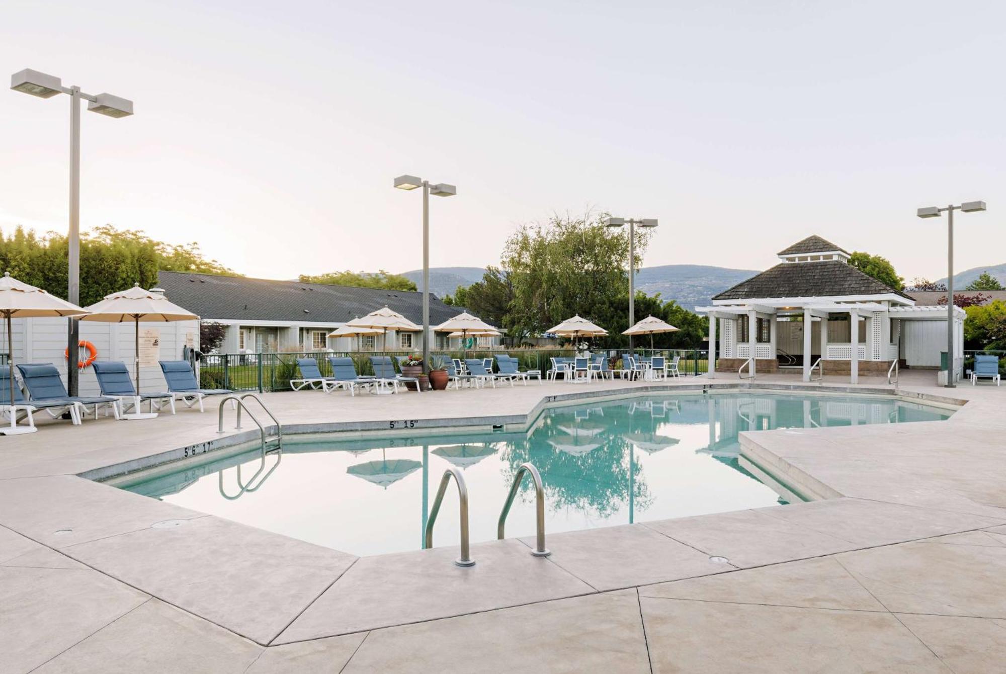 Balcomo, A Ramada By Wyndham Penticton Exteriér fotografie